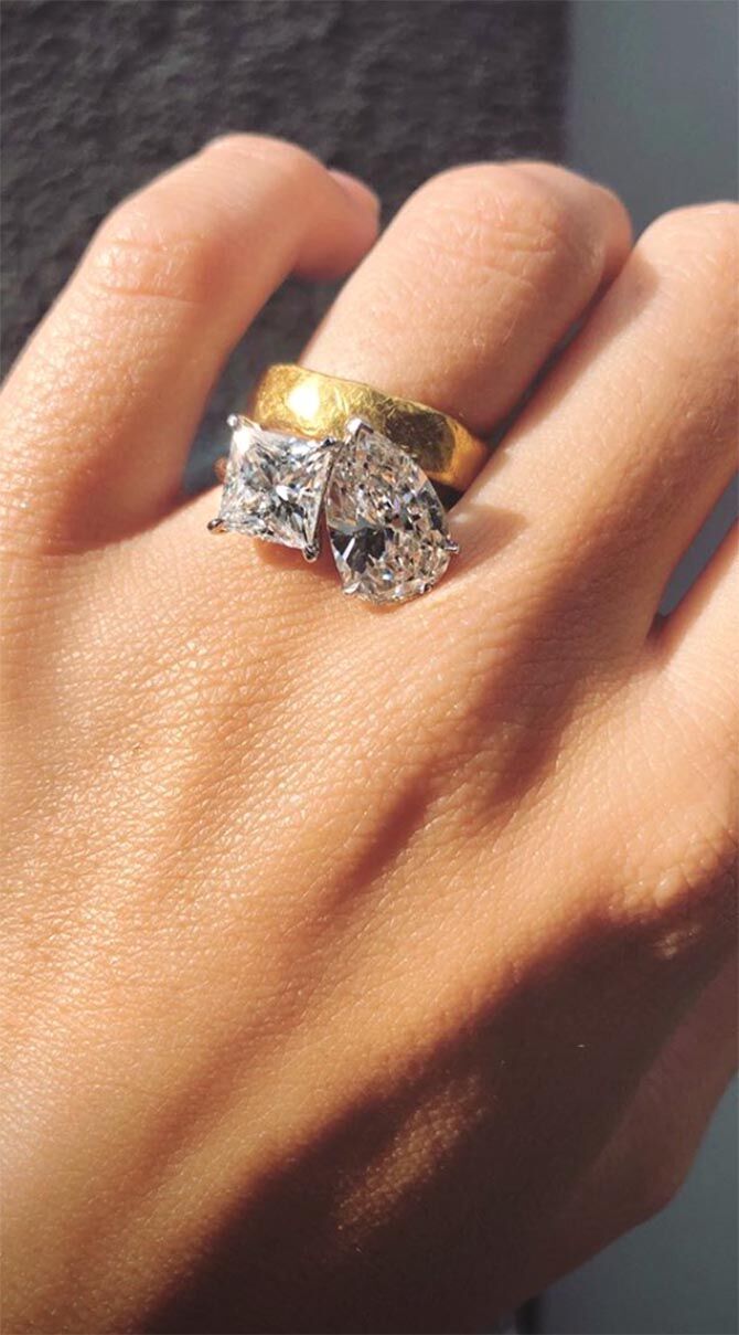 Эмили Ратаковские показала свои "кольца для развода" с гигантскими бриллиантами на откровенных фото
