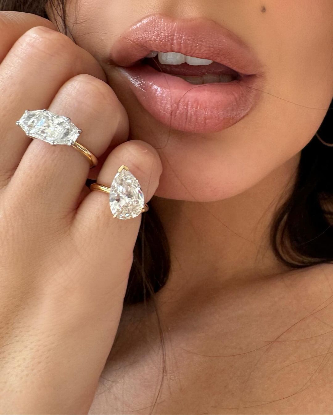 Емілі Ратаковські показала свої "обручки для розлучення" з гігантськими діамантами на відвертих фото