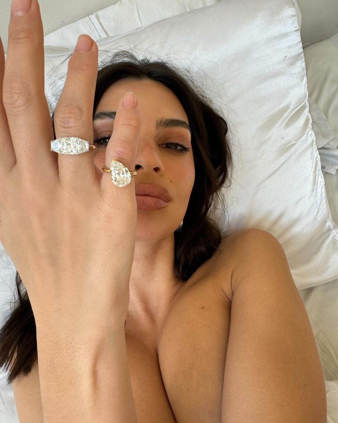 Эмили Ратаковские показала свои "кольца для развода" с гигантскими бриллиантами на откровенных фото