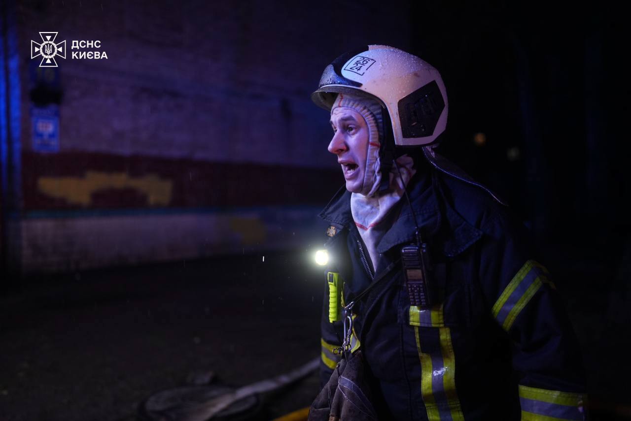 У Києві горів багатоповерховий будинок: загинула людина. Фото