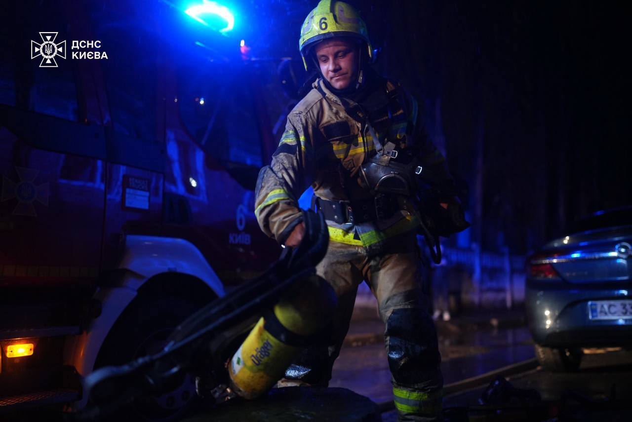 В Киеве горел многоэтажный дом: погиб человек. Фото