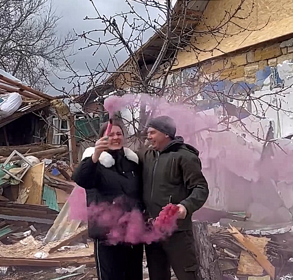 Семья из Одессы устроила гендер-пати на руинах дома, который уничтожила Россия. Трогательное видео