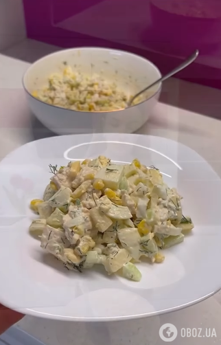 Смачний та поживний салат з куркою, що дуже швидко готується: безпрограшна страва