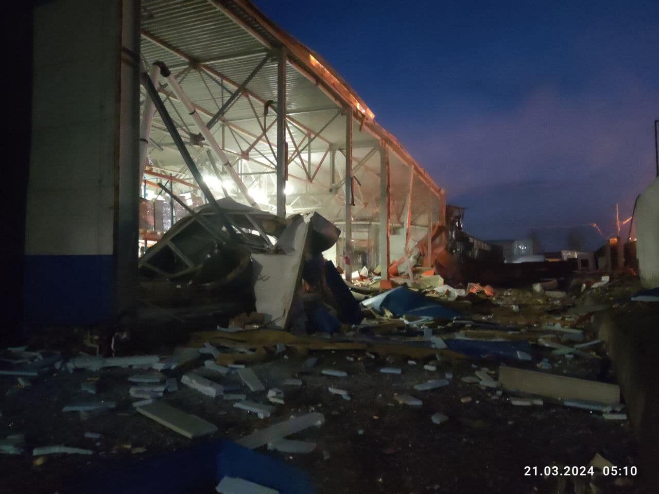 Авто перевернуло взрывной волной: в результате атаки РФ на Киев поврежден склад ROZETKA, возможна задержка с доставкой