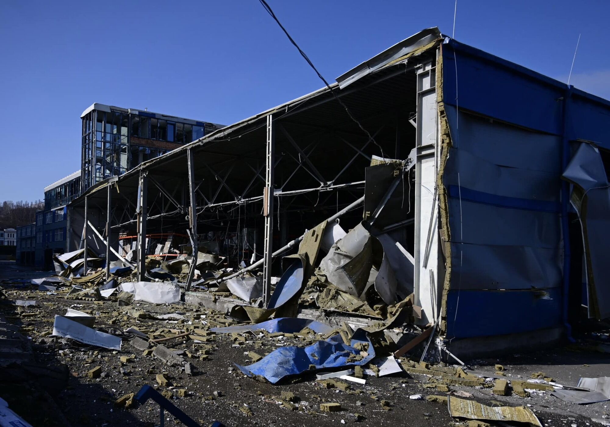 Авто перекинуло вибуховою хвилею: унаслідок атаки РФ на Київ пошкоджено склад ROZETKA, можлива затримка з доставкою