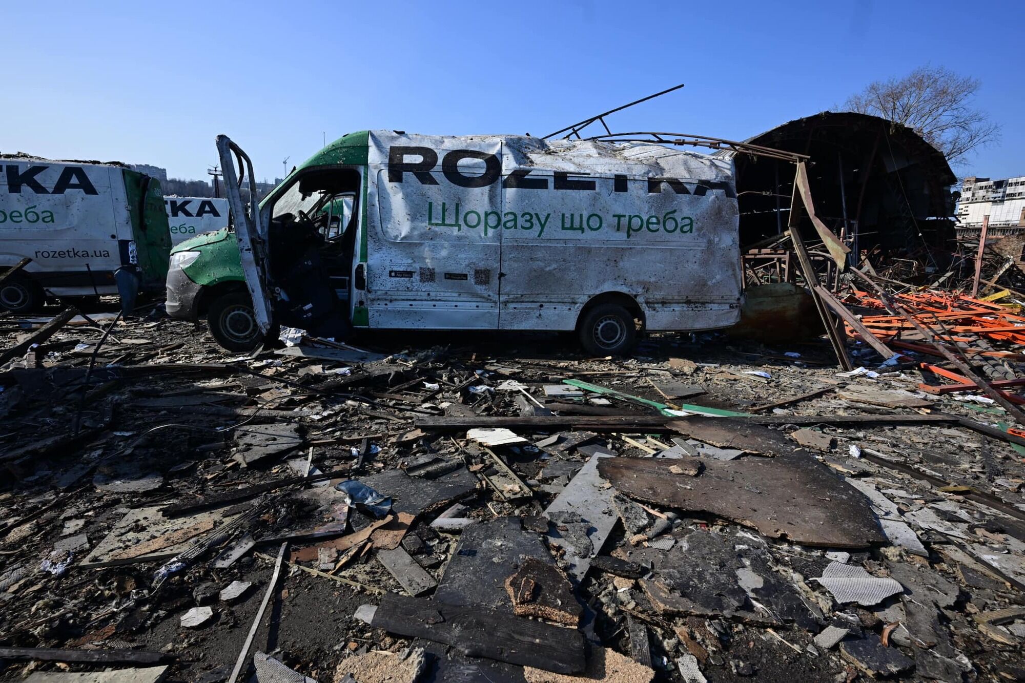 Авто перевернуло взрывной волной: в результате атаки РФ на Киев поврежден склад ROZETKA, возможна задержка с доставкой