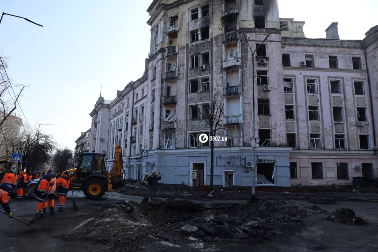 Уламок ракети влучив у будинок, який пережив Другу світову війну: наслідки ракетної атаки на Київ. Фоторепортаж