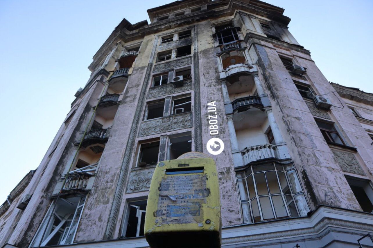 Уламок ракети влучив у будинок, який пережив Другу світову війну: наслідки ракетної атаки на Київ. Фоторепортаж