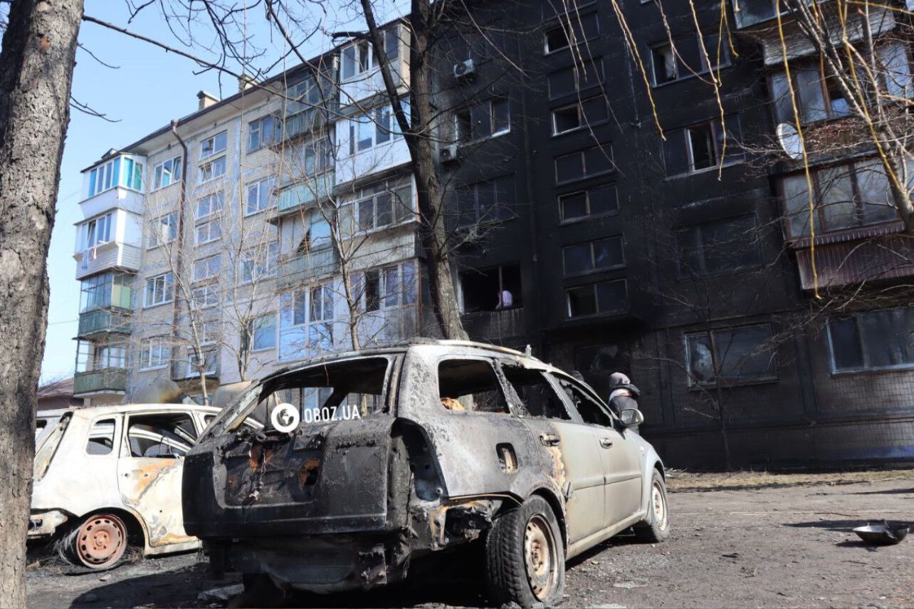 Боевая часть ракеты у подъезда и воронка во дворе: последствия ракетной атаки на Киев. Фоторепортаж