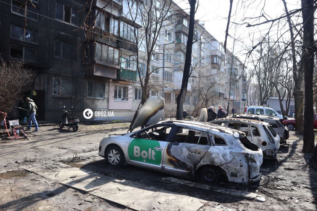 Боевая часть ракеты у подъезда и воронка во дворе: последствия ракетной атаки на Киев. Фоторепортаж