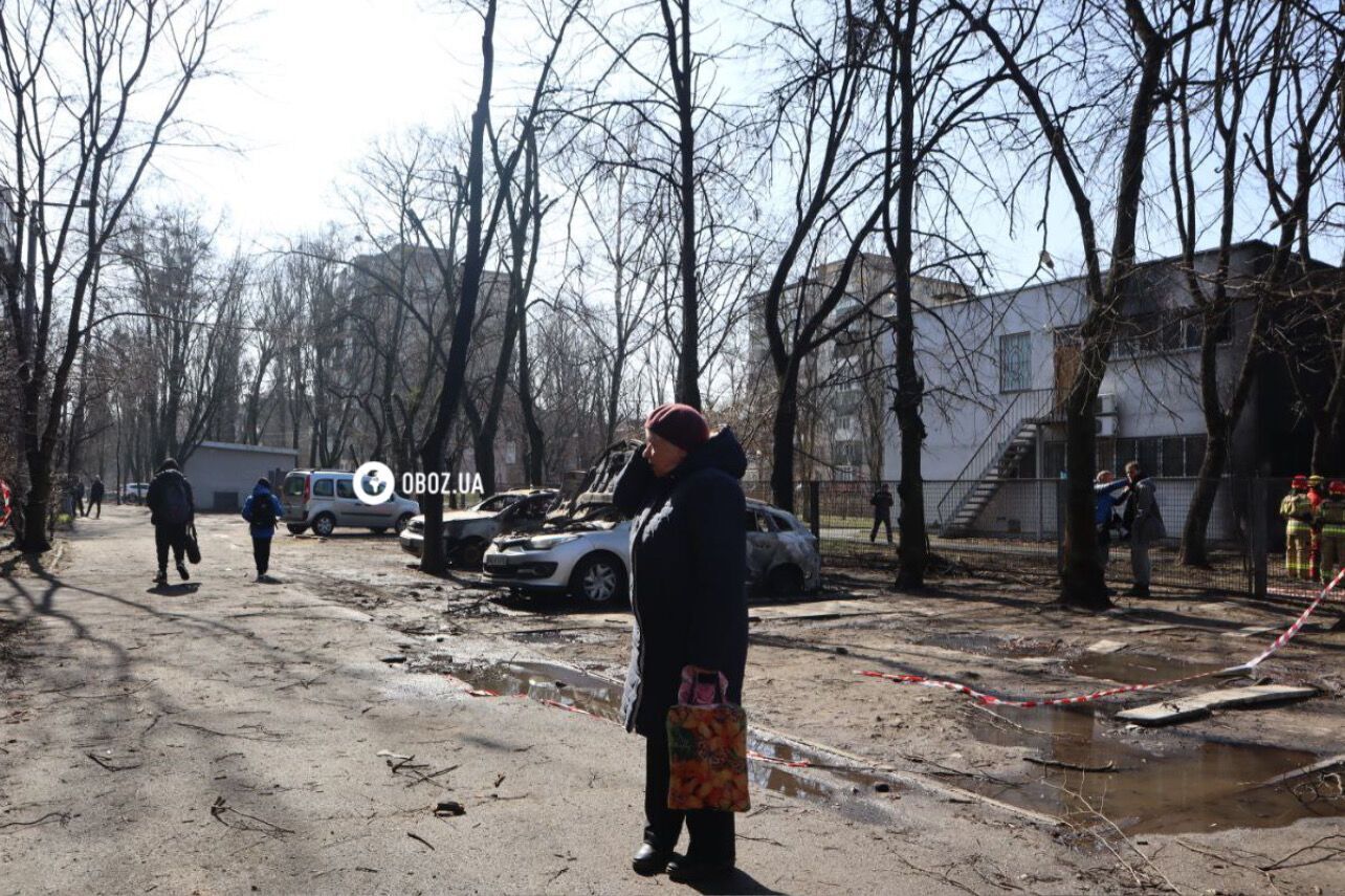 Бойова частина ракети біля під’їзду та вирва у дворі: наслідки ракетної атаки на Київ. Фоторепортаж