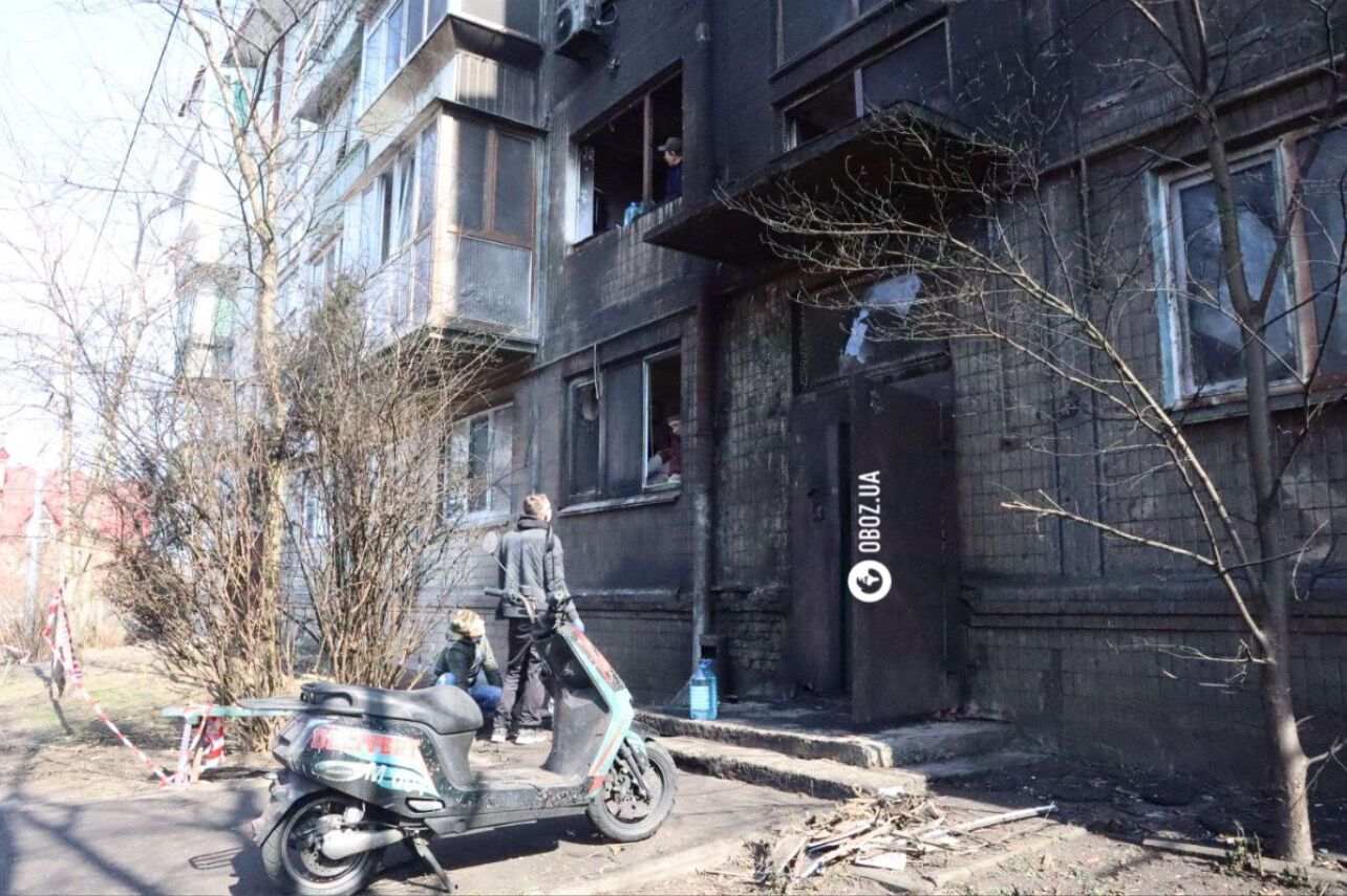 Бойова частина ракети біля під’їзду та вирва у дворі: наслідки ракетної атаки на Київ. Фоторепортаж
