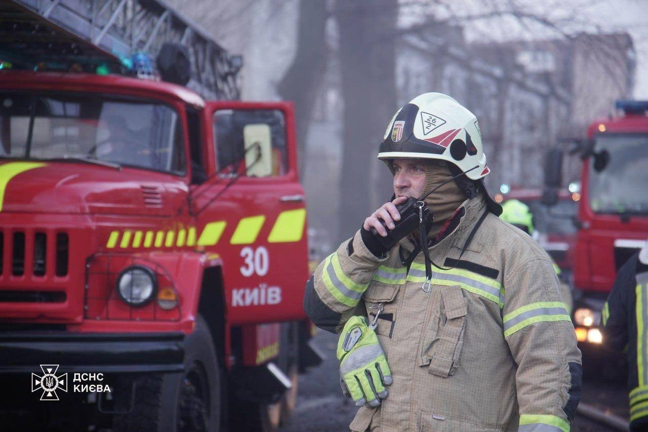 Россия ударила по Киеву ракетами: обломки упали на детсад и жилой дом, горели авто, есть пострадавшие. Фото