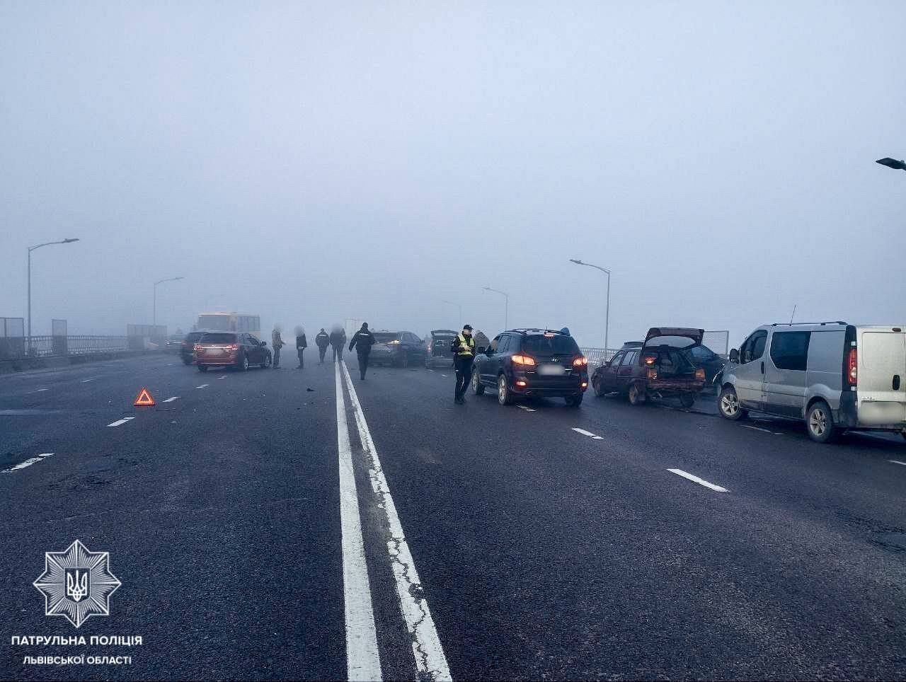 У Львові сталася масштабна ДТП, зіткнулися 27 авто: з'явилися подробиці і відео з місця аварії