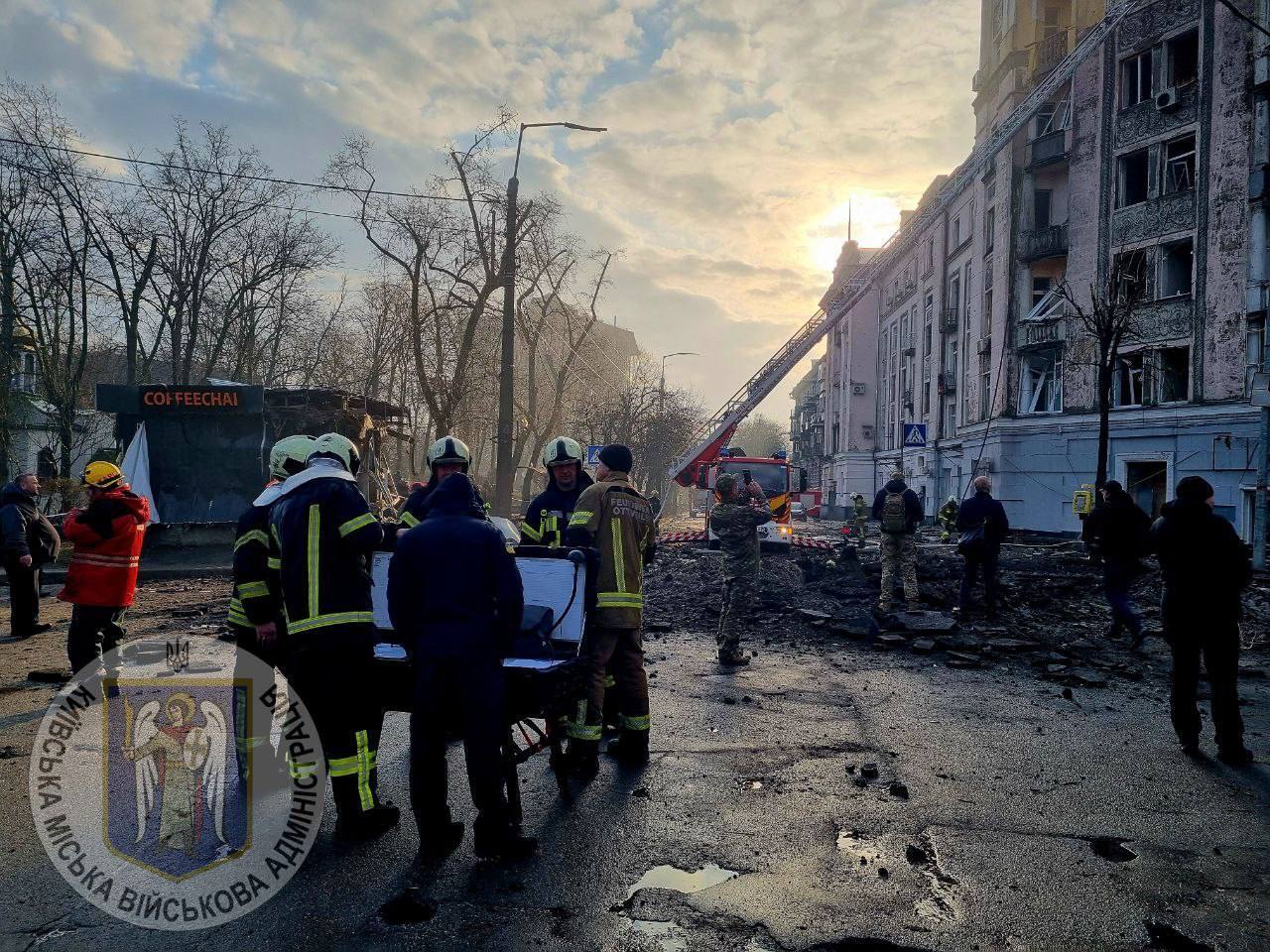 Россия ударила по Киеву ракетами: обломки упали на детсад и жилой дом, горели авто, есть пострадавшие. Фото