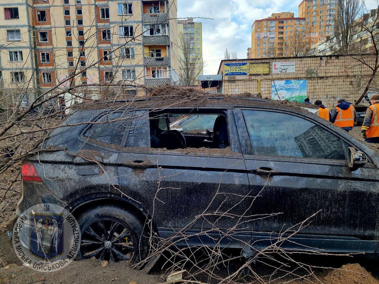 Росія вдарила по Києву ракетами: уламки впали на дитсадок і житловий будинок, горіли авто, є постраждалі. Фото