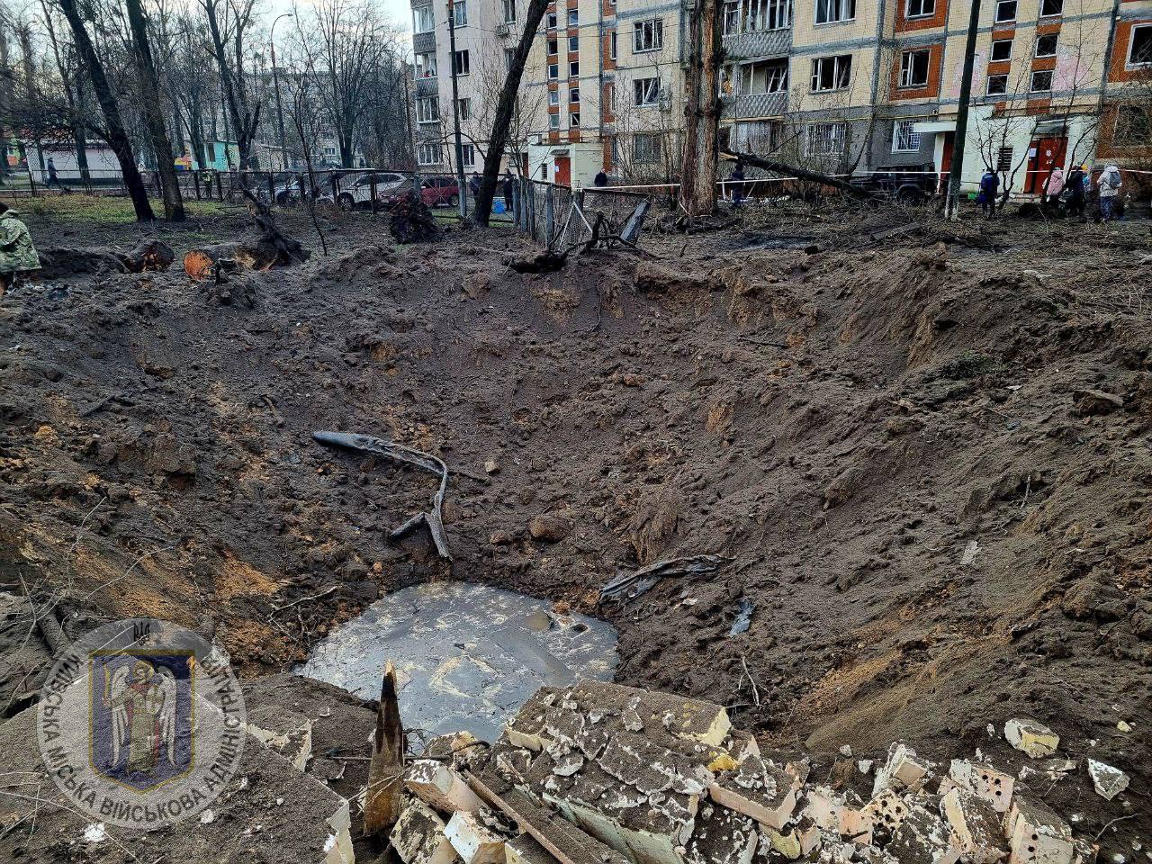 Росія вдарила по Києву ракетами: уламки впали на дитсадок і житловий будинок, горіли авто, є постраждалі. Фото