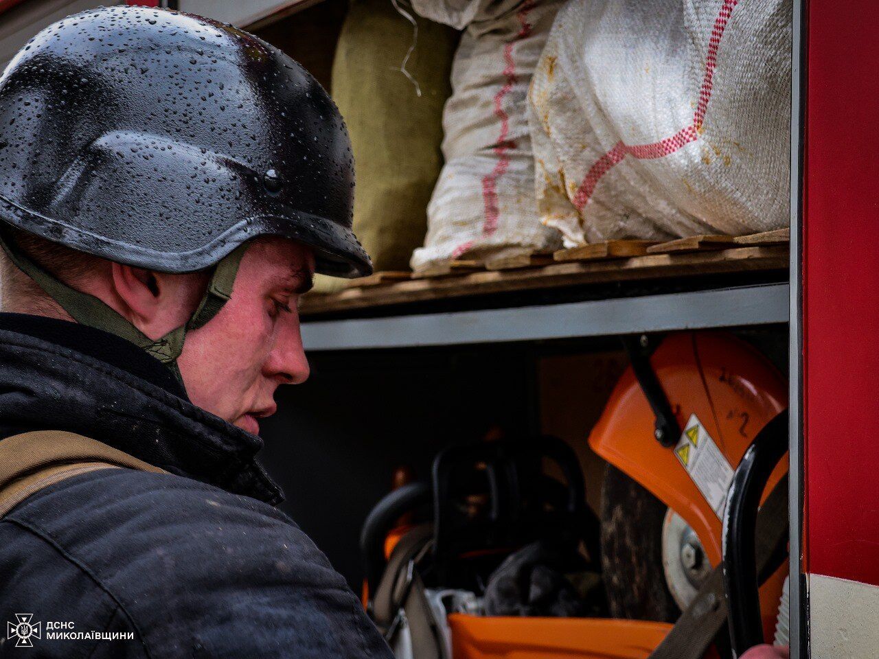 Окупанти вдарили балістикою по підприємству у Миколаєві: є жертва й поранені. Фото