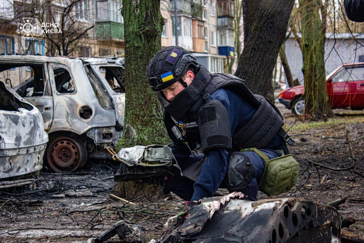 Бойову частину ракети Х-101, яку знайшли під будинком у Києві, знищили. Фото і відео