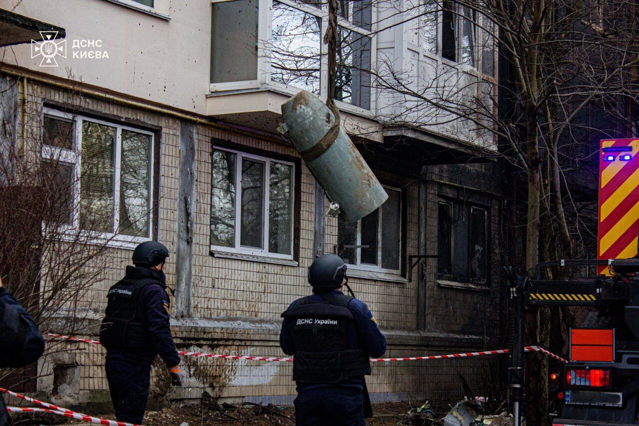 Бойову частину ракети Х-101, яку знайшли під будинком у Києві, знищили. Фото і відео