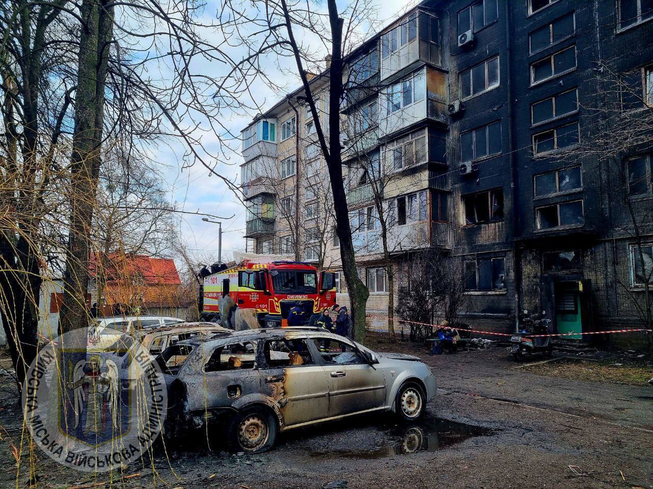 Вирва на місці падіння ракети та пошкоджені будівлі: наслідки ракетної атаки на Київ 21 березня. Фото, відео і подробиці