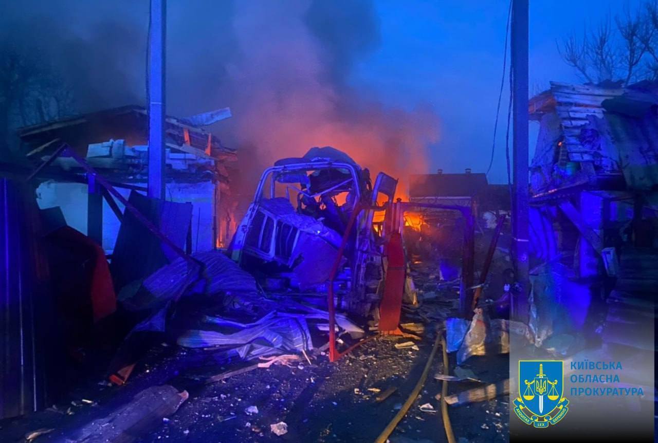 Є поранені, пошкоджено будинки та авто: у прокуратурі розповіли про наслідки ракетної атаки на Київщину. Фото і подробиці