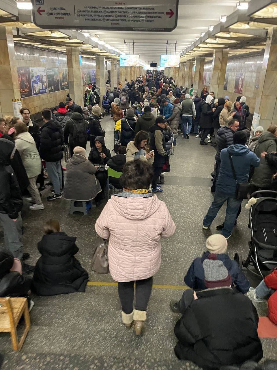 У Києві під час повітряної тривоги 21 березня в метро ховались 25 тис. людей: з'явилися фото