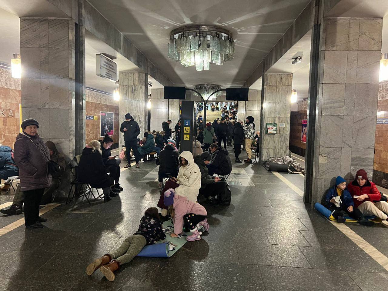 У Києві під час повітряної тривоги 21 березня в метро ховались 25 тис. людей: з'явилися фото