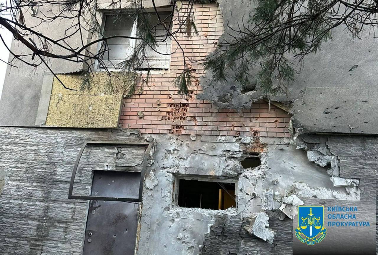 Есть раненые, повреждены дома и авто: в прокуратуре рассказали о последствиях ракетной атаки на Киевщину. Фото и подробности