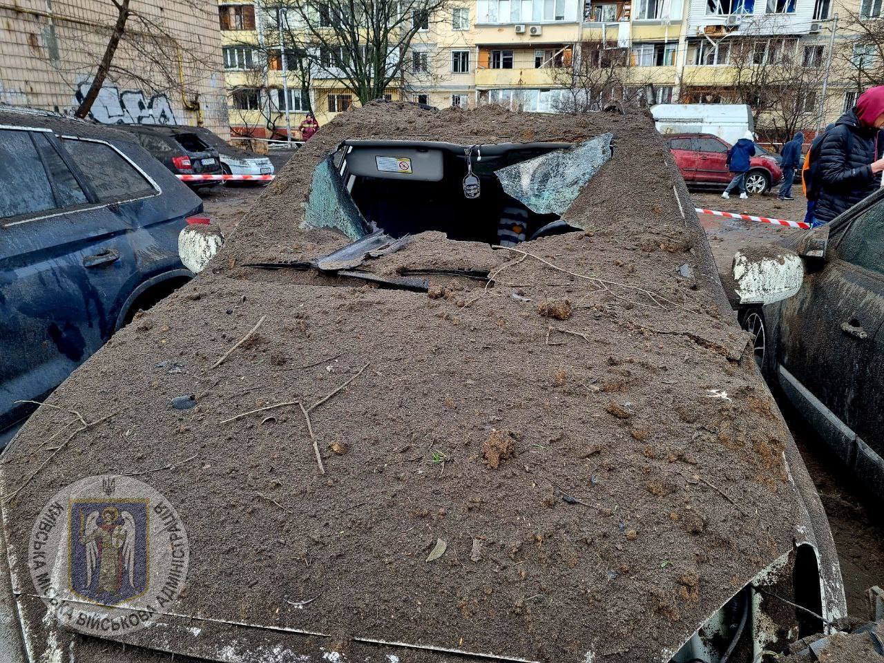 Вирва на місці падіння ракети та пошкоджені будівлі: наслідки ракетної атаки на Київ 21 березня. Фото, відео і подробиці