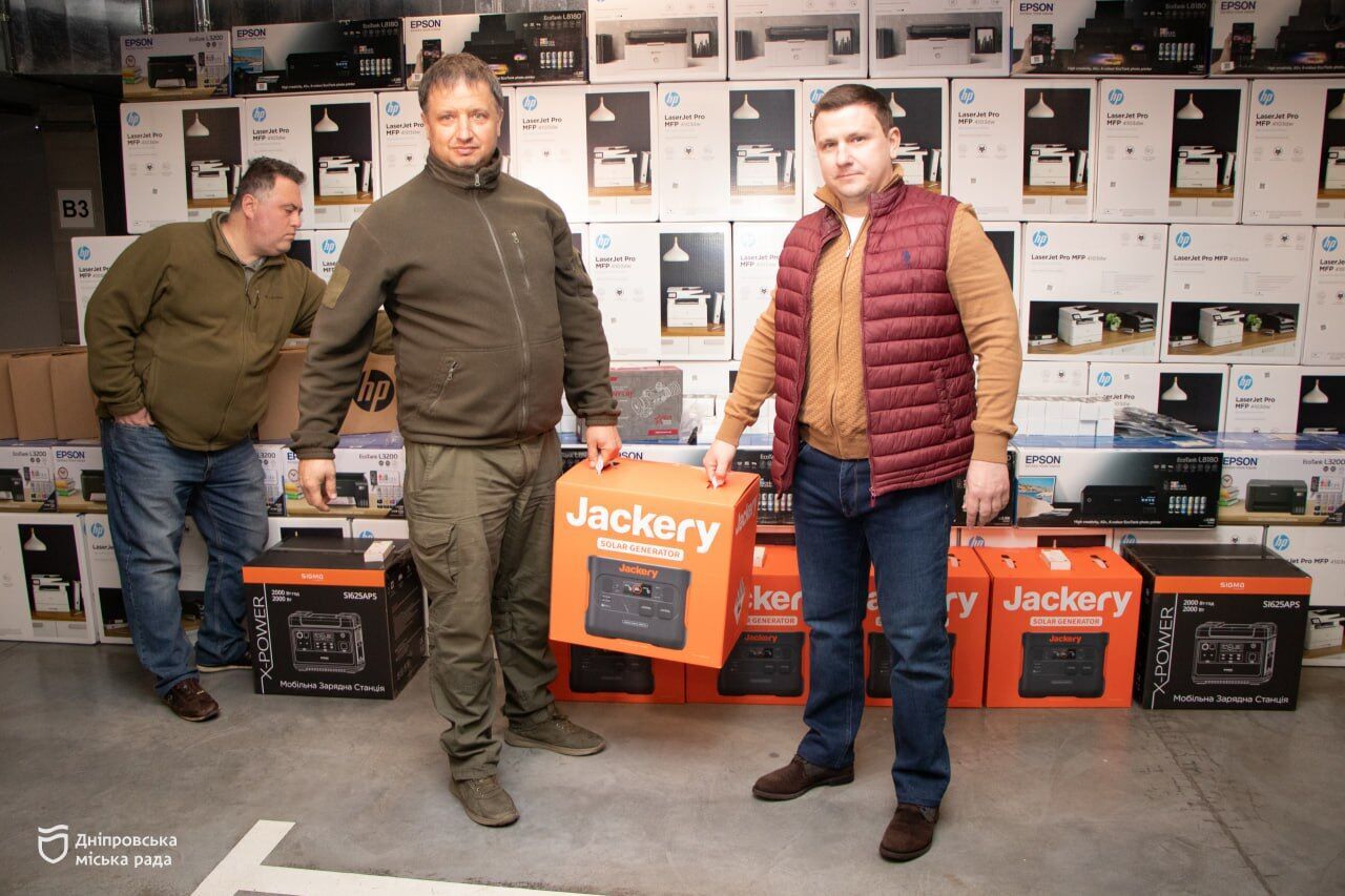 Дніпряни передали захисникам 400 одиниць різного виду необхідної техніки та обладнання