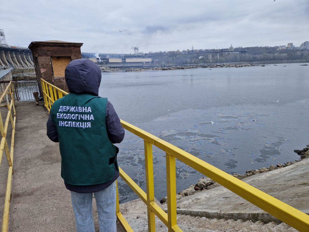 Унаслідок російського удару по ДніпроГЕС зафіксовано витік нафтопродуктів у річку: що відомо