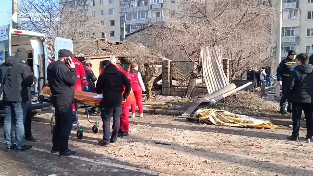 "Побачив, що все горить": мешканці Хмельницького розповіли про російський удар по місту. Відео