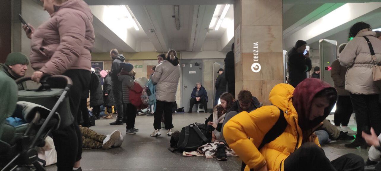 Забиті станції та спальники на підлозі: як українці перечікували повітряну тривогу 22 березня у метро Києва. Фото