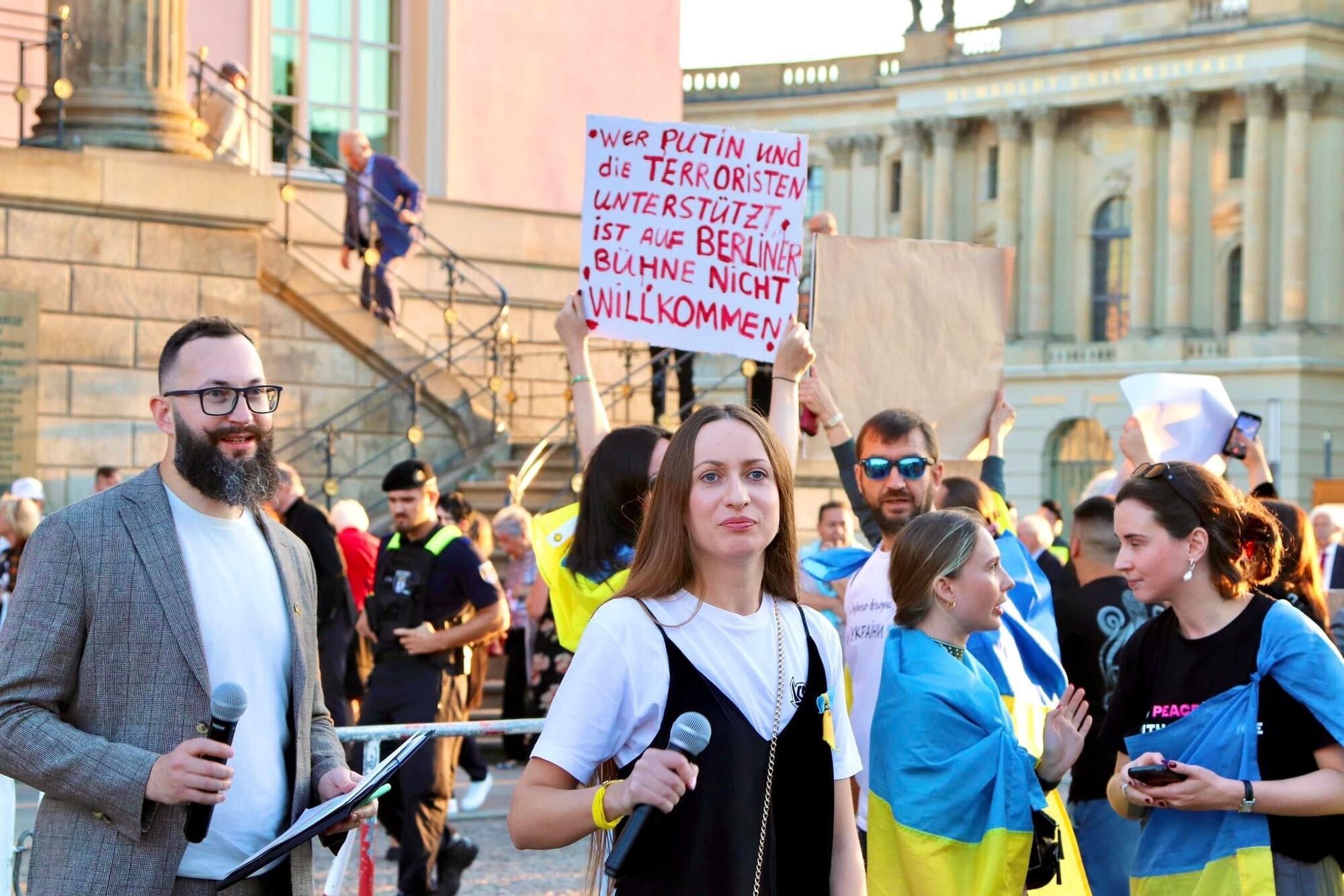 Хочуть затягати по судах, щоби закрити рота: як у Німеччині прихильники Ганни Нетребко борються з українськими активістами