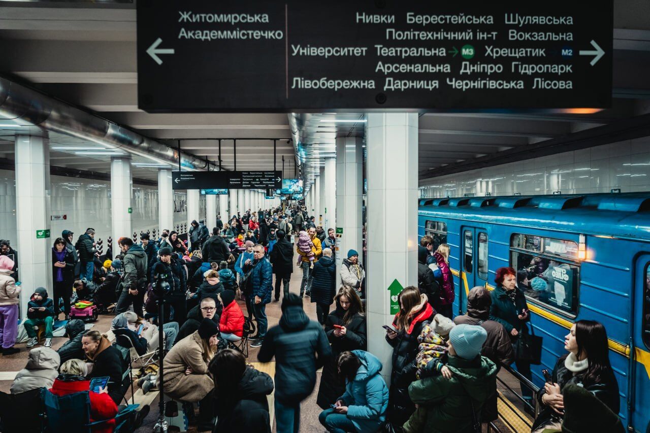 Забиті станції та спальники на підлозі: як українці перечікували повітряну тривогу 22 березня у метро Києва. Фото
