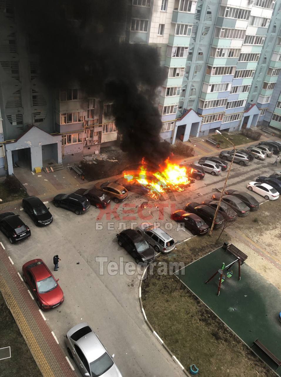 В Белгороде после атаки РФ на Украину прогремели взрывы: россияне в истерике, валит черный дым, горят авто. Видео