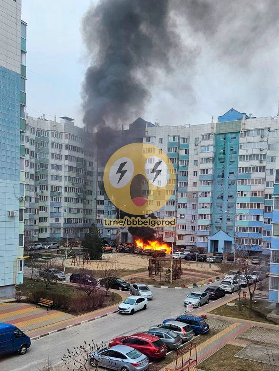 У Бєлгороді після атаки РФ на Україну прогриміли вибухи: росіяни в істериці, валить чорний дим, горять авто. Відео