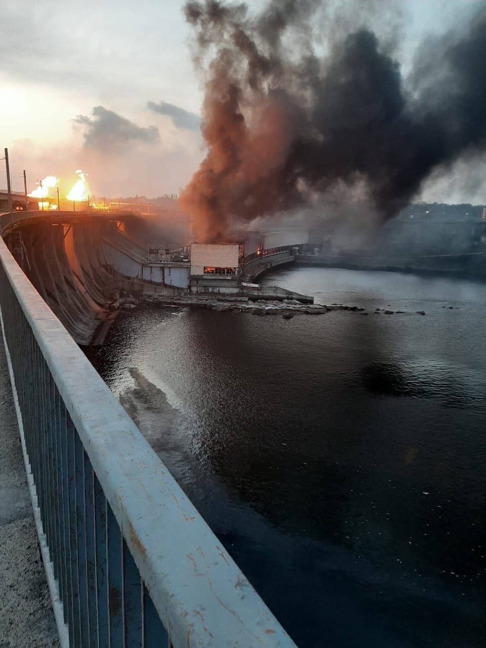 Огонь охватил транспорт: появились фото последствий удара по ДнепроГЭС