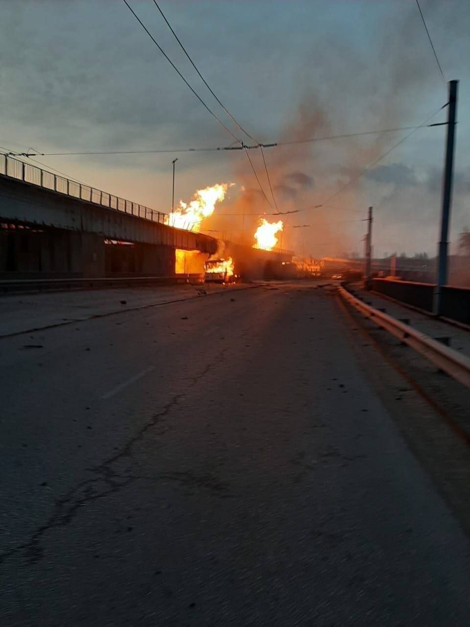 Вогонь охопив транспорт: з'явились фото наслідків удару по ДніпроГЕС