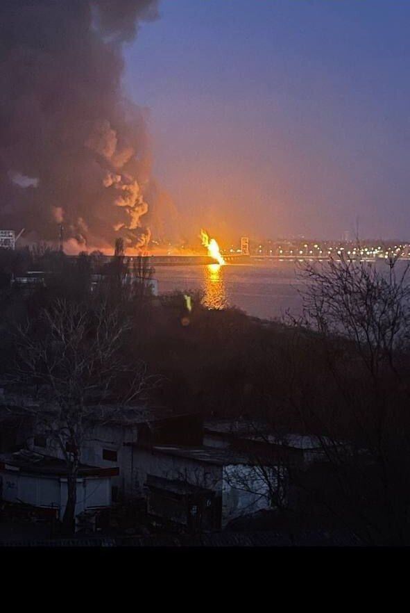 Огонь охватил транспорт: появились фото последствий удара по ДнепроГЭС