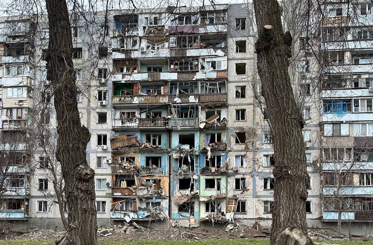 Оккупанты нанесли 12 ударов по Запорожью: поражены ДнепроГЭС и дома, есть погибшие и пострадавшие. Фото и видео