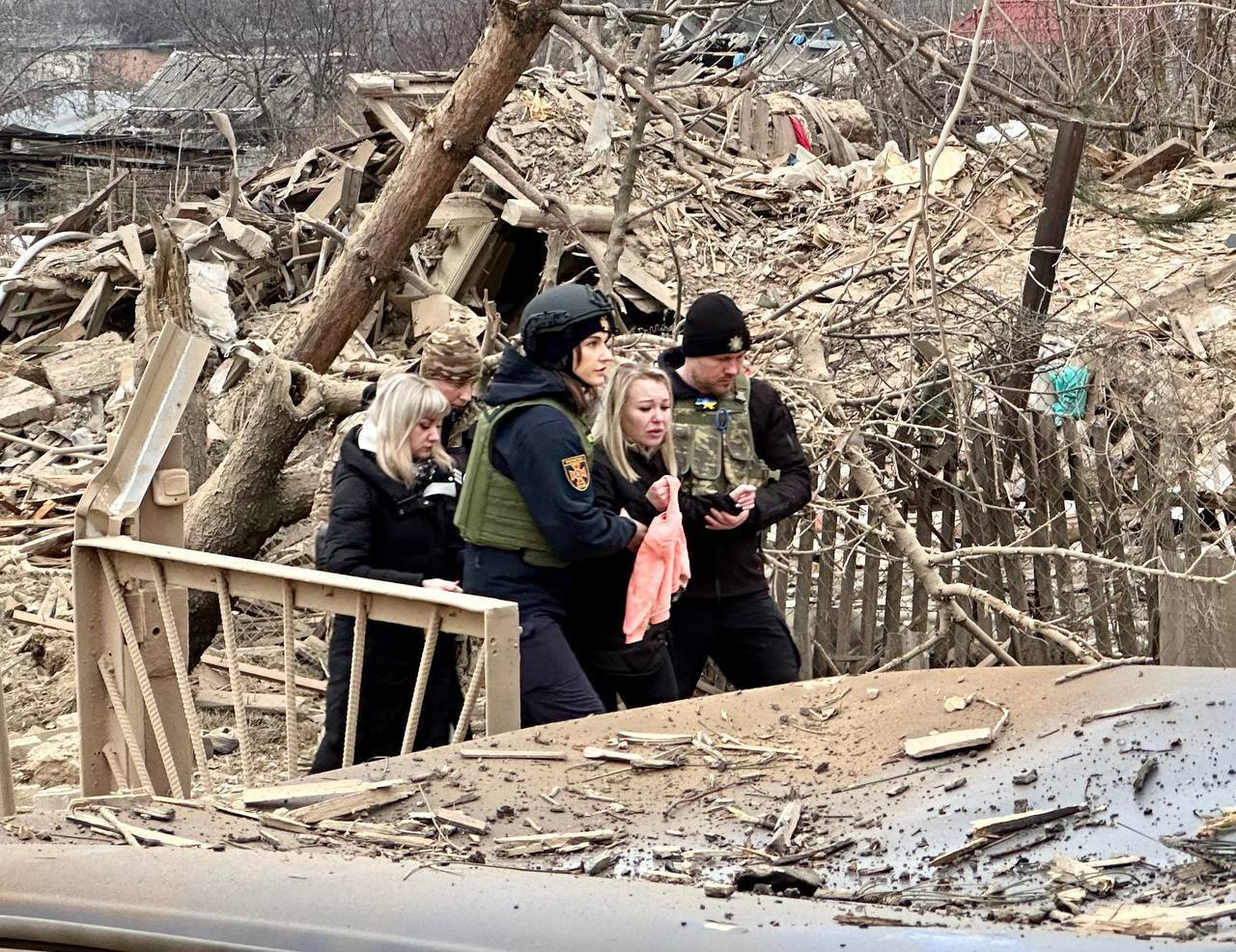 Оккупанты нанесли 12 ударов по Запорожью: поражены ДнепроГЭС и дома, есть погибшие и пострадавшие. Фото и видео