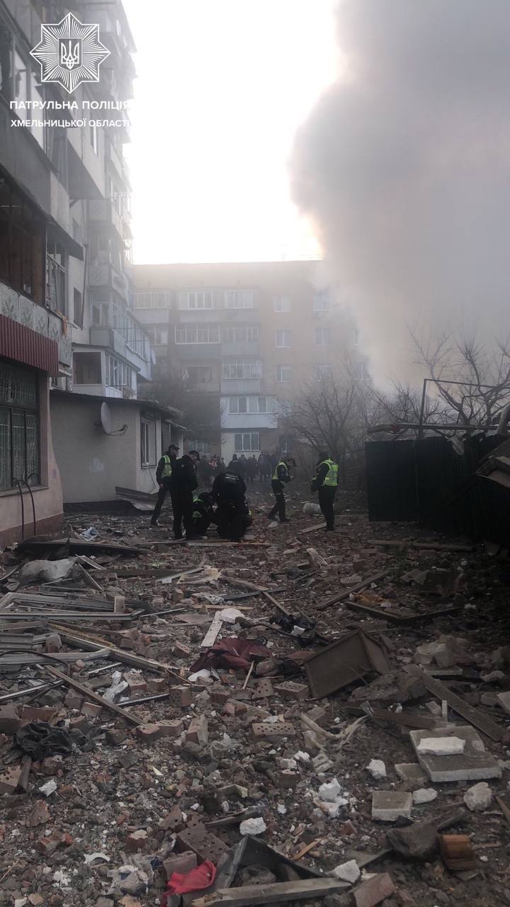 Окупанти атакували Хмельниччину: є пошкодження об’єктів інфраструктури, дві людини загинули. Фото й відео