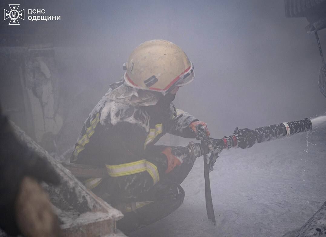 На Одесщине тушить пожар на месте вражеского удара помогал робот: как он выглядит. Фото