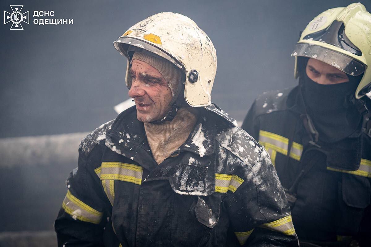 На Одесщине тушить пожар на месте вражеского удара помогал робот: как он выглядит. Фото