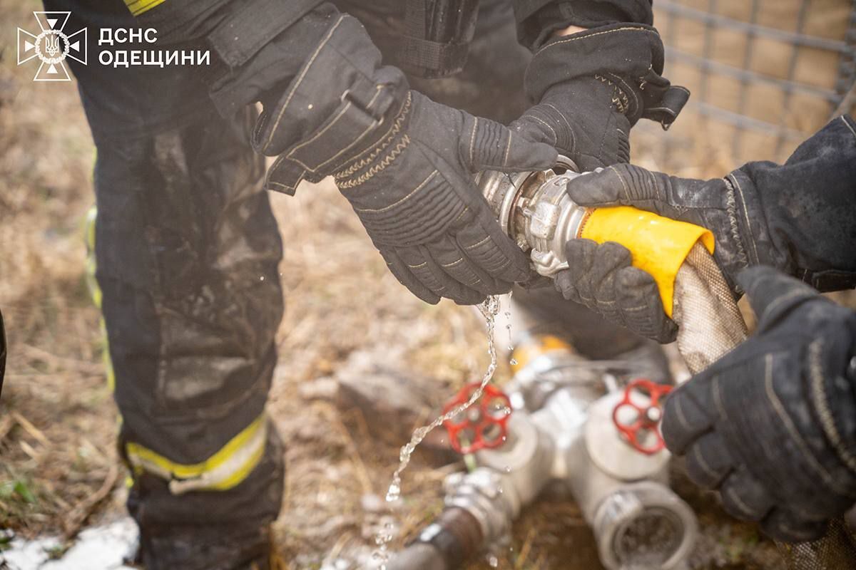 На Одещині гасити пожежу на місці ворожого удару допомагав робот: який він має вигляд. Фото