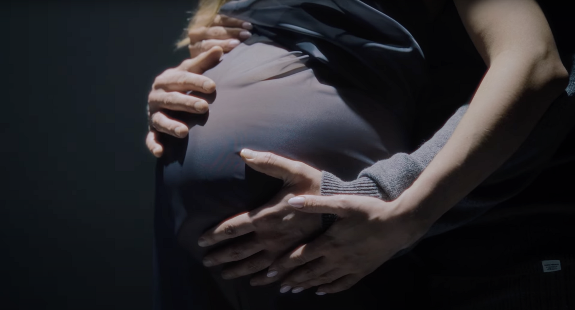 Віталій Козловський показав у новому кліпі "Рубіж" свою вагітну дружину і випадково розсекретив її імʼя. Відео