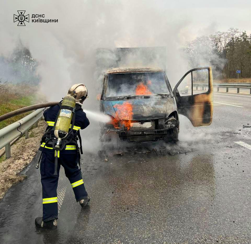 На Київщині під час руху загорілось вантажне авто: відомо подробиці. Фото і відео
