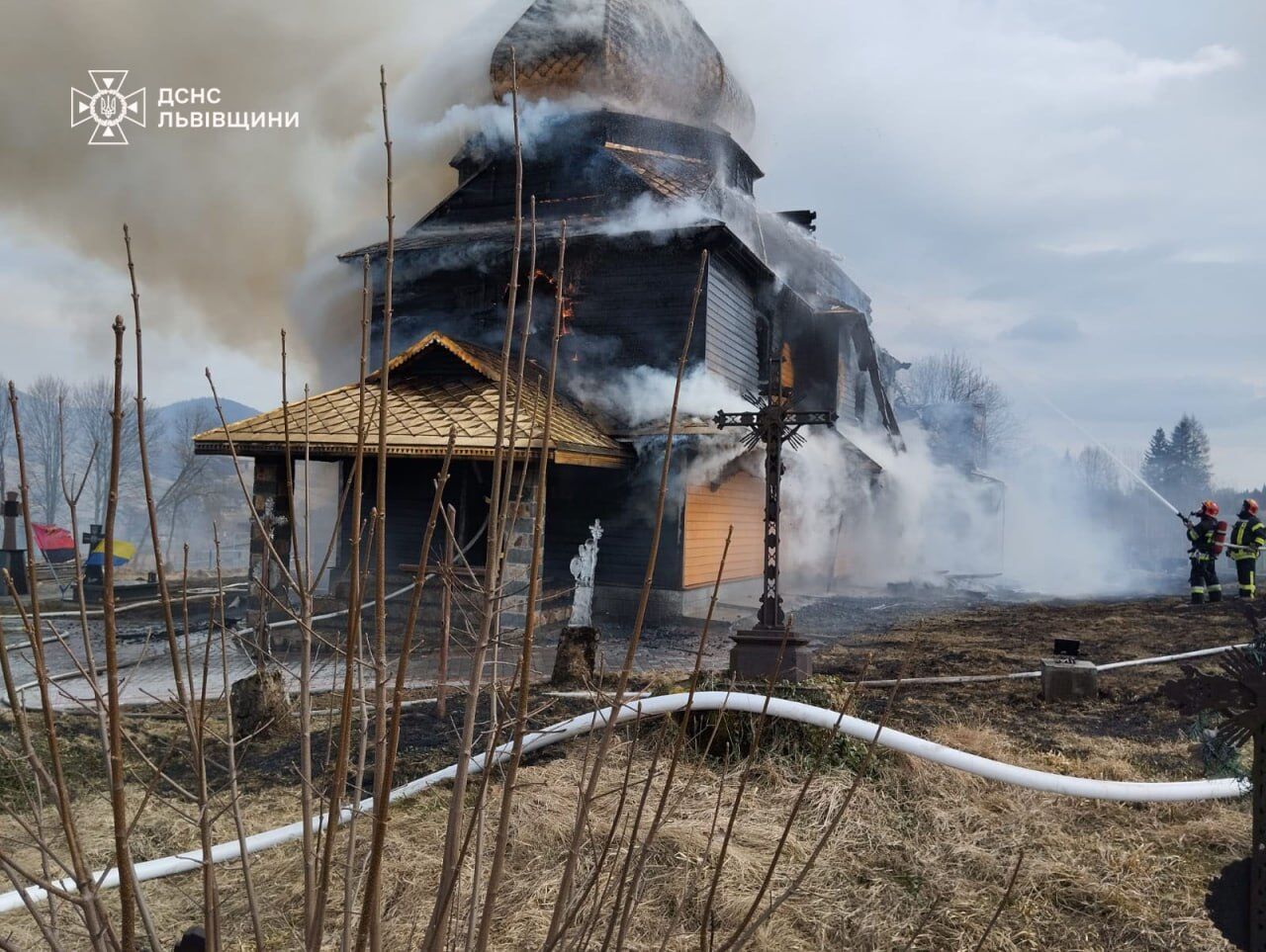 На Львівщині спалахнула дерев’яна церква – пам’ятка архітектури національного значення. Фото та відео